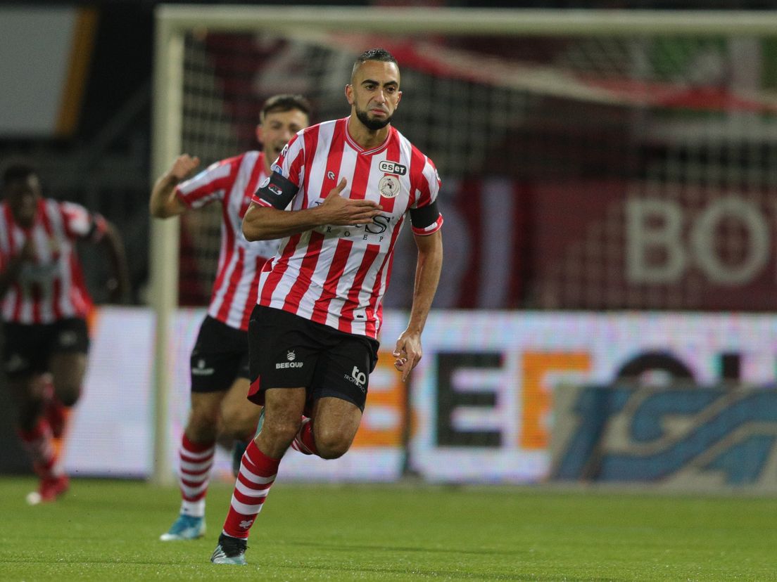 Adil Auassar viert zijn treffer tegen AZ