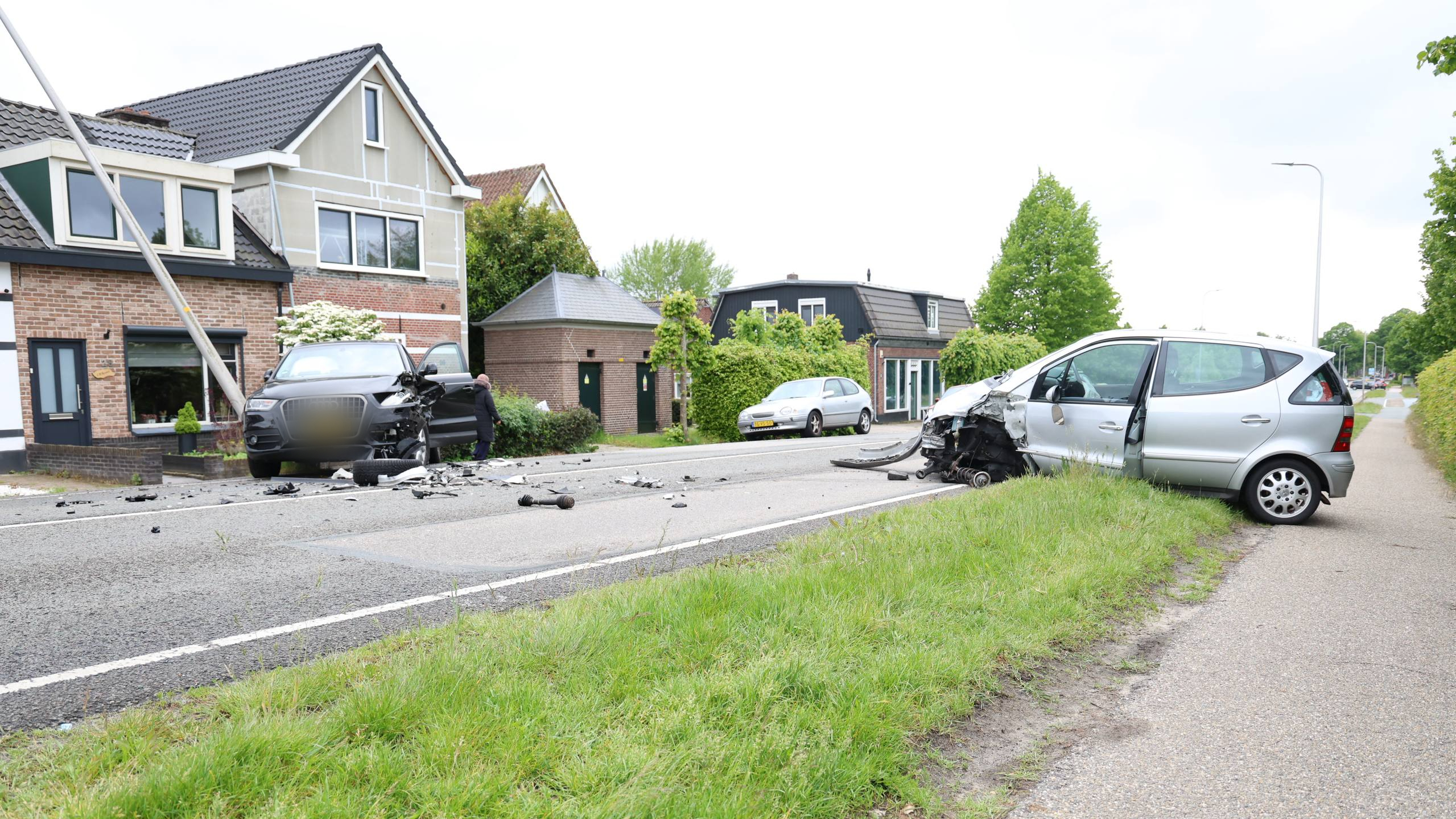 Twee gewonden bij frontale aanrijding in Nijverdal.