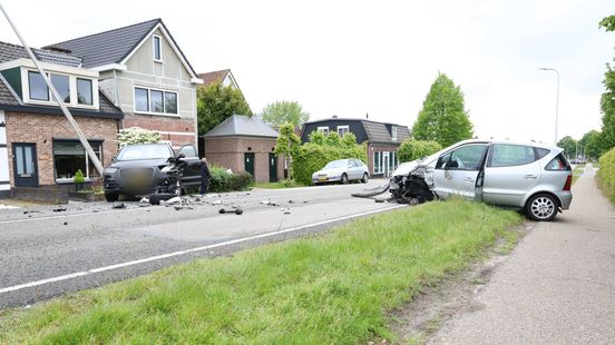 Twee gewonden bij frontale aanrijding in Nijverdal. Twee gewonden bij frontale aanrijding in Nijverdal.