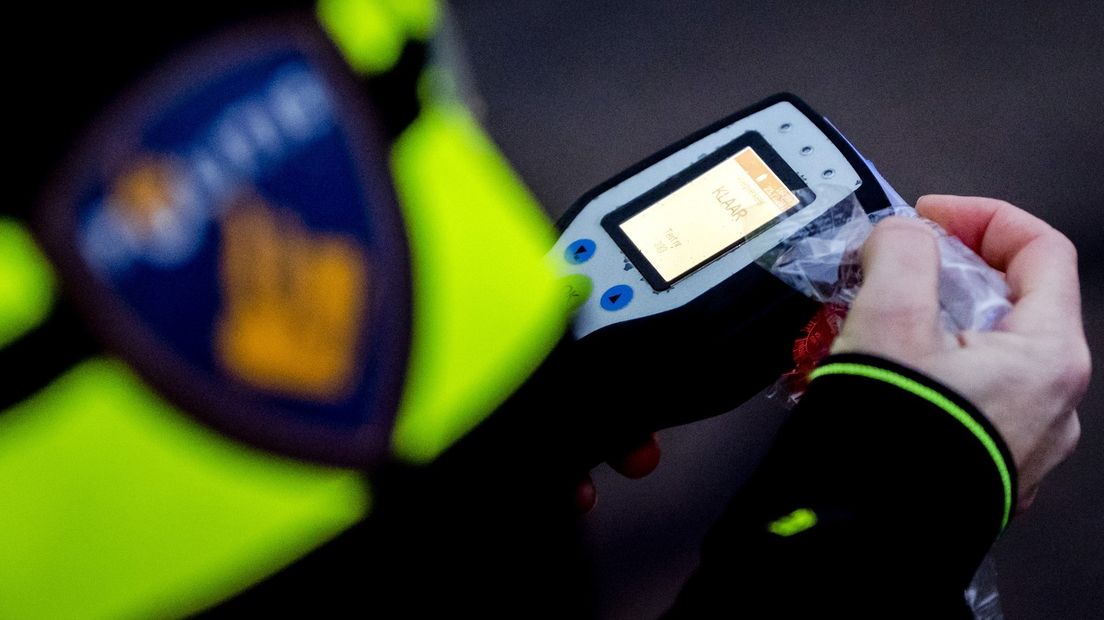 Een agent voert een alcoholcontrole uit