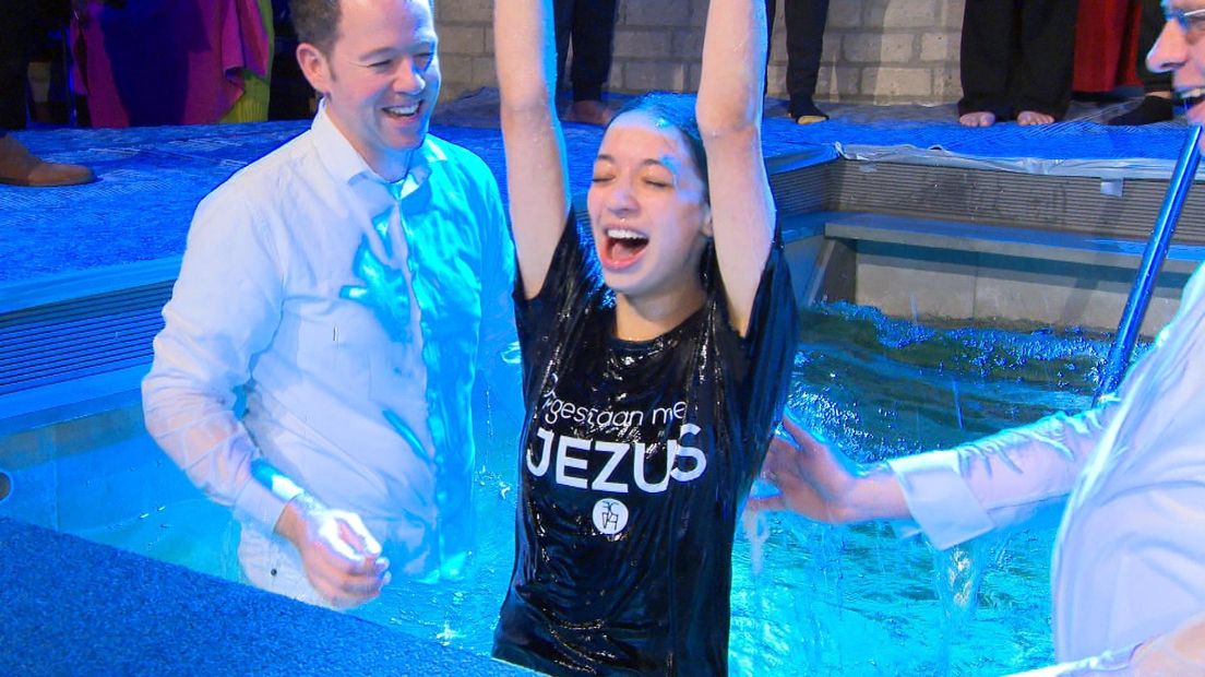 Iemand wordt gedoopt in de Vredekerk in Hoogezand