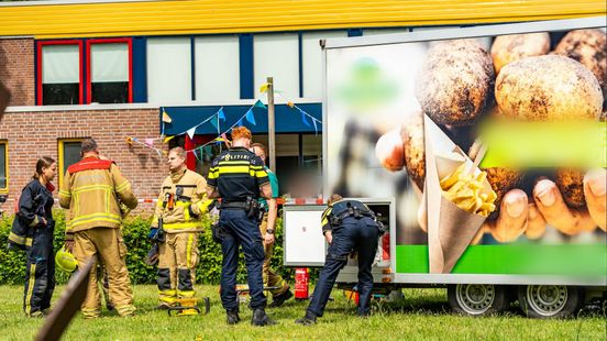 Gasfles ontploft bij frietkraam, twee mensen gewond