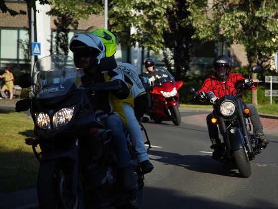 Minstens honderd motorrijders brengen TT naar verzorgingstehuizen