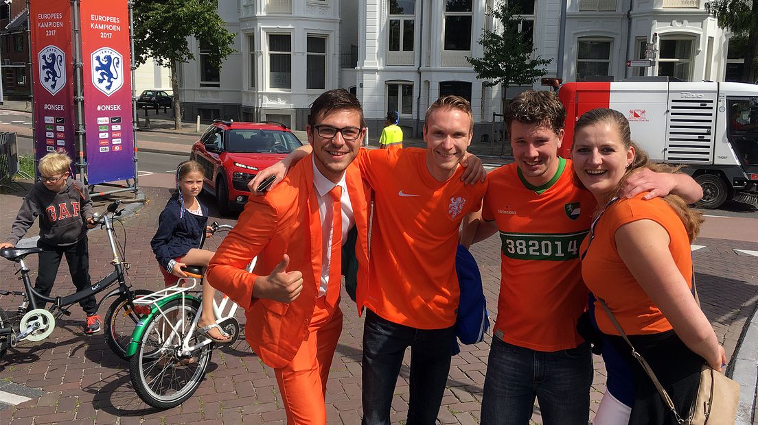 Oranjesupporters twee jaar geleden, voor de huldinging van de Leeuwinnen na de winst op het EK.