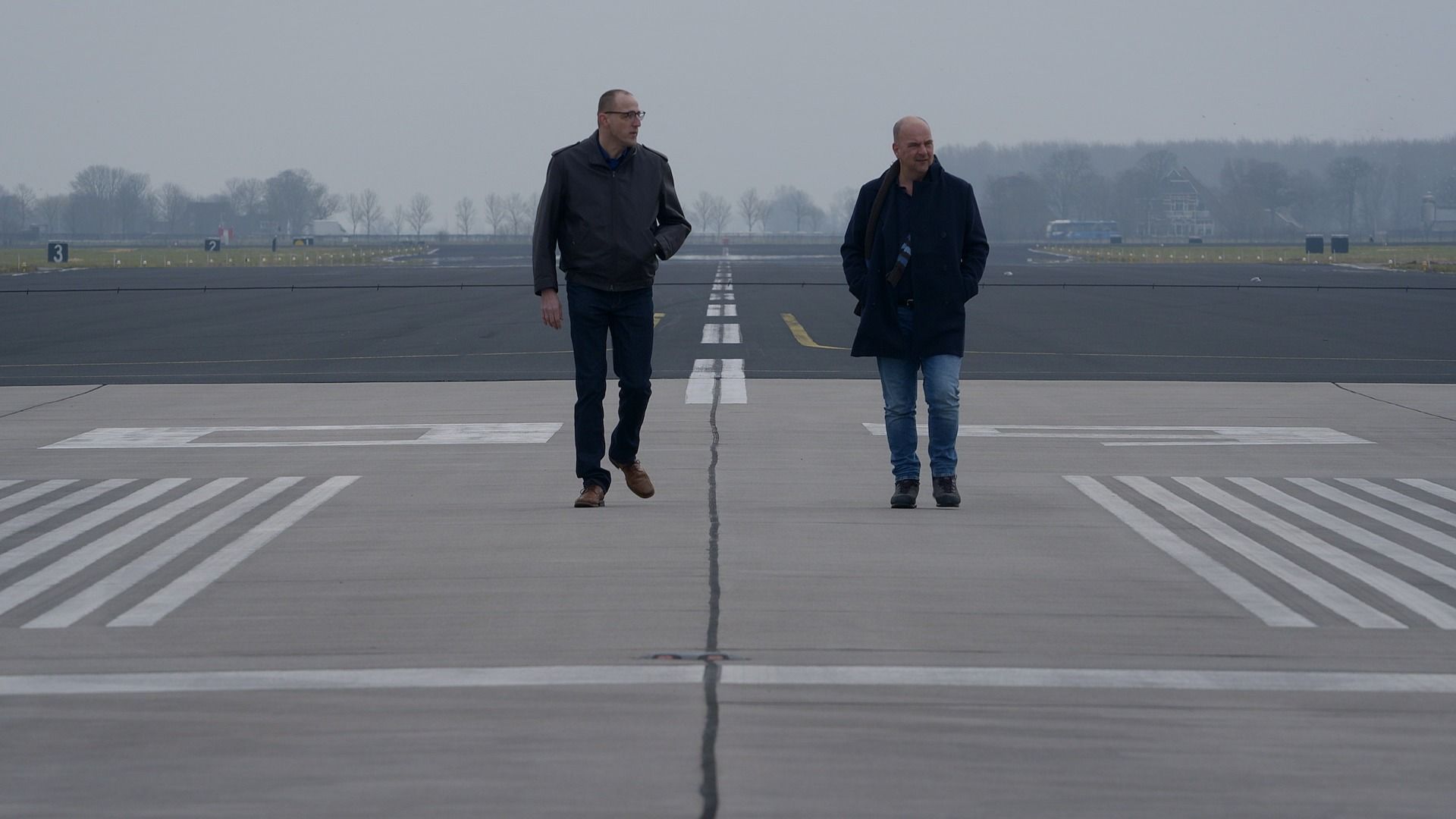 Gerard van der Veer mei histoarikus Alexander Tuinhout (links) op de fleanbasis