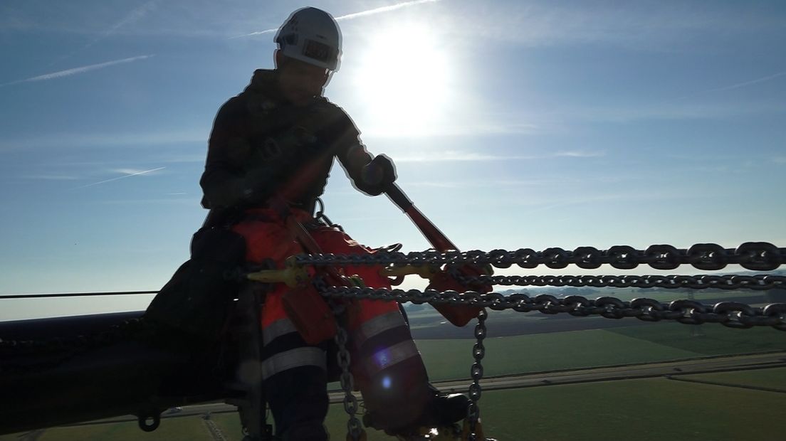 Monteur Bas Wessel is niet bang om op grote hoogte te werken