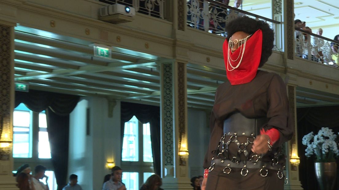 Een van de creaties op de catwalk in het Kurhaus 