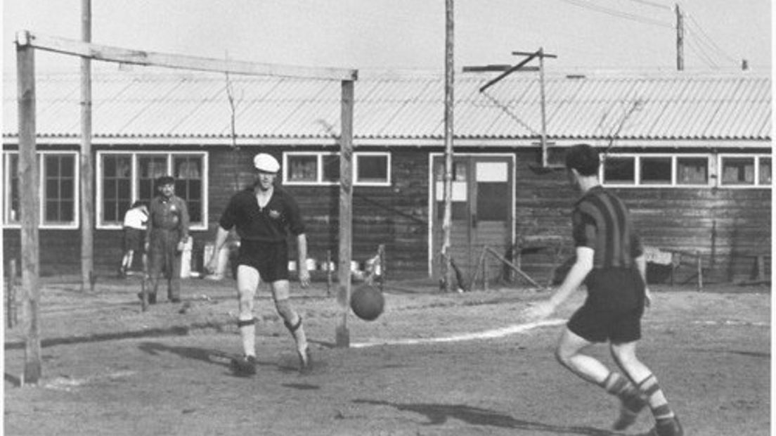 Voetbalwedstrijd Westerbork (Rechten: Beeldbank WO2 – NIOD)