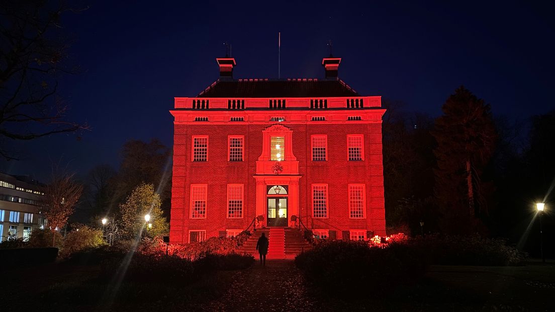 Gemeentehuis Goudestein in Maarssen kleurt oranje vanwege Orange the World