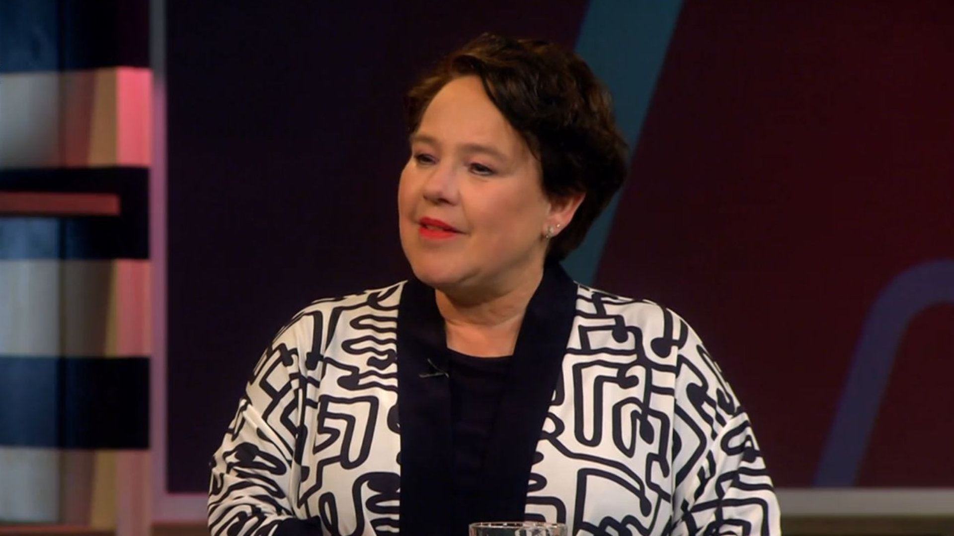 Dijksma biedt excuses aan: ‘Grote menselijke fout’ met 4 mei-kransen