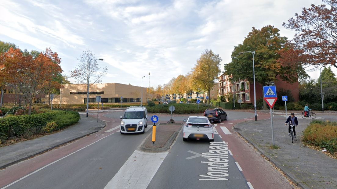 De rotonde op de Vondellaan in Stad