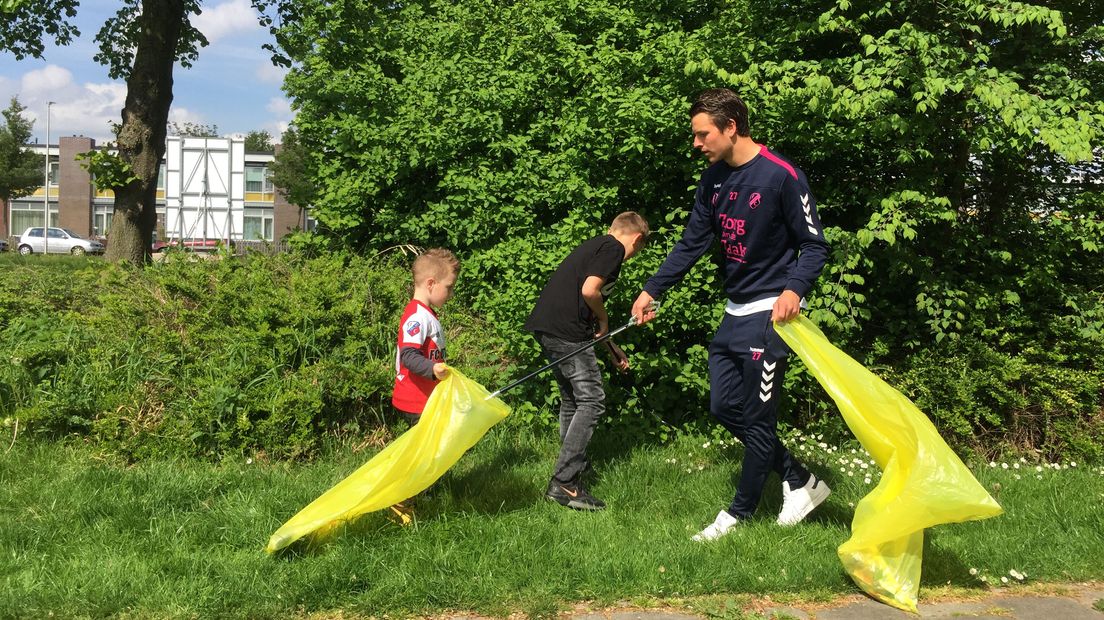 Lukas Görtler op zoek naar zwerfafval.