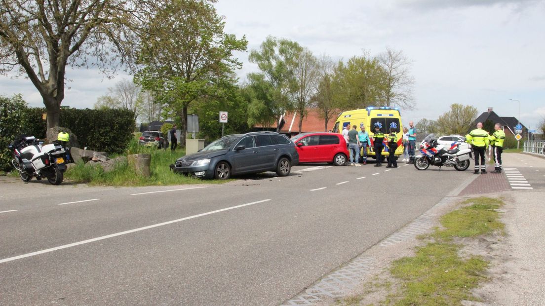 Aanrijding tussen twee auto's in Hellendoorn