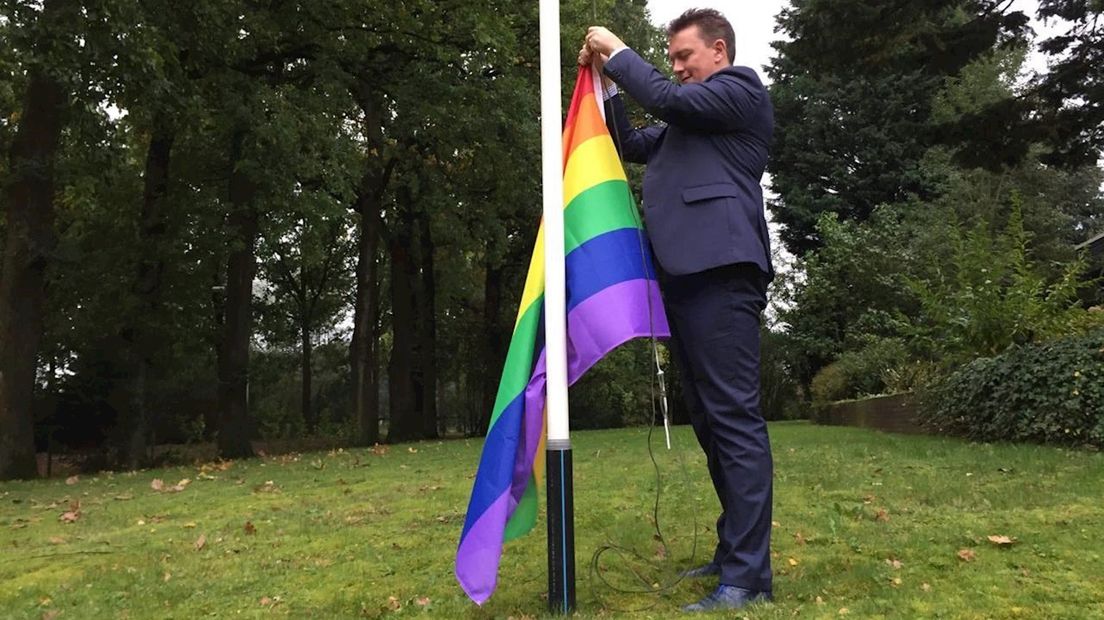 Wethouder Cornelissen hijst regenboogvlag