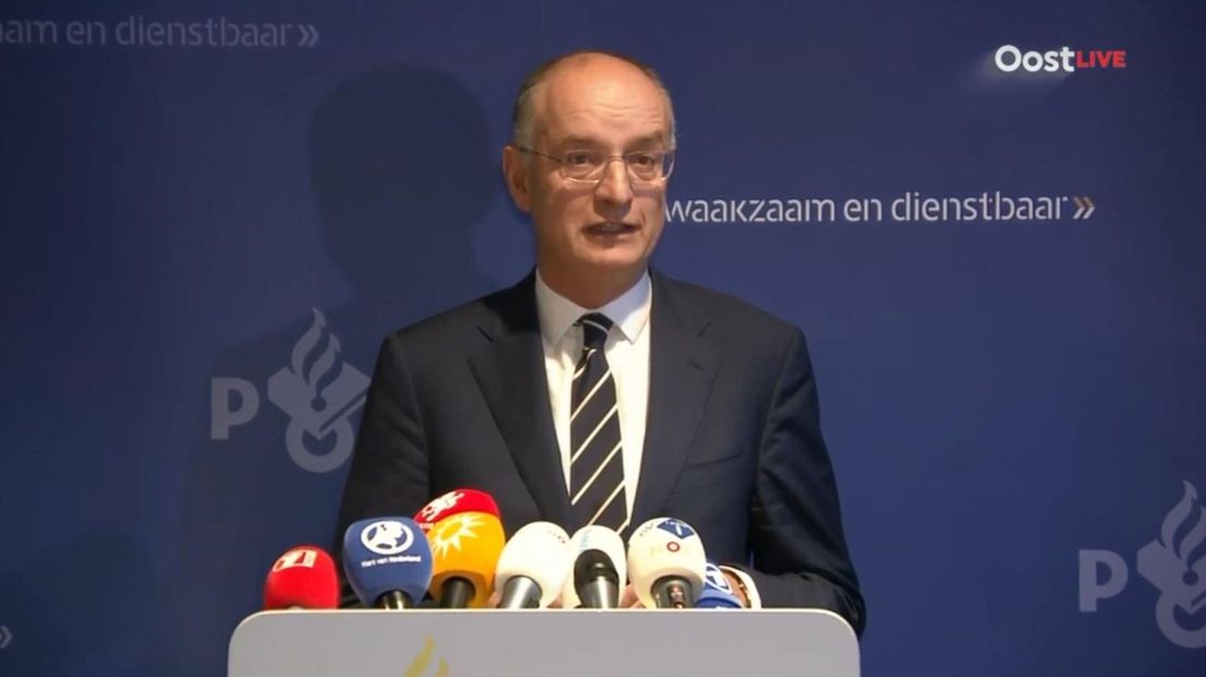 Burgemeester Onno van Veldhuizen tijdens de persconferentie