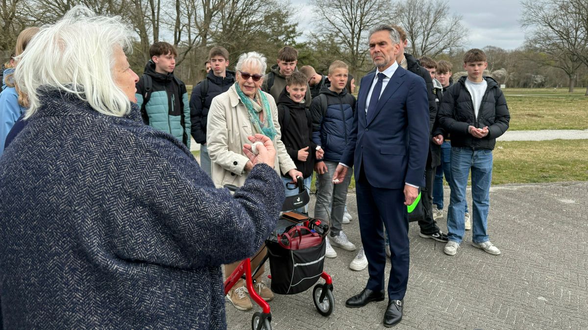 Schoof onder de indruk van verhalen en plannen Kamp Westerbork, maar geld geeft hij nog niet