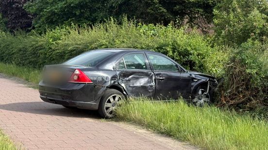 Auto slaat over de kop na botsing met stadsbus