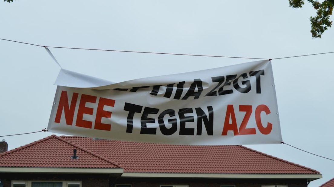 Spandoeken tegen komst azc in Enschede