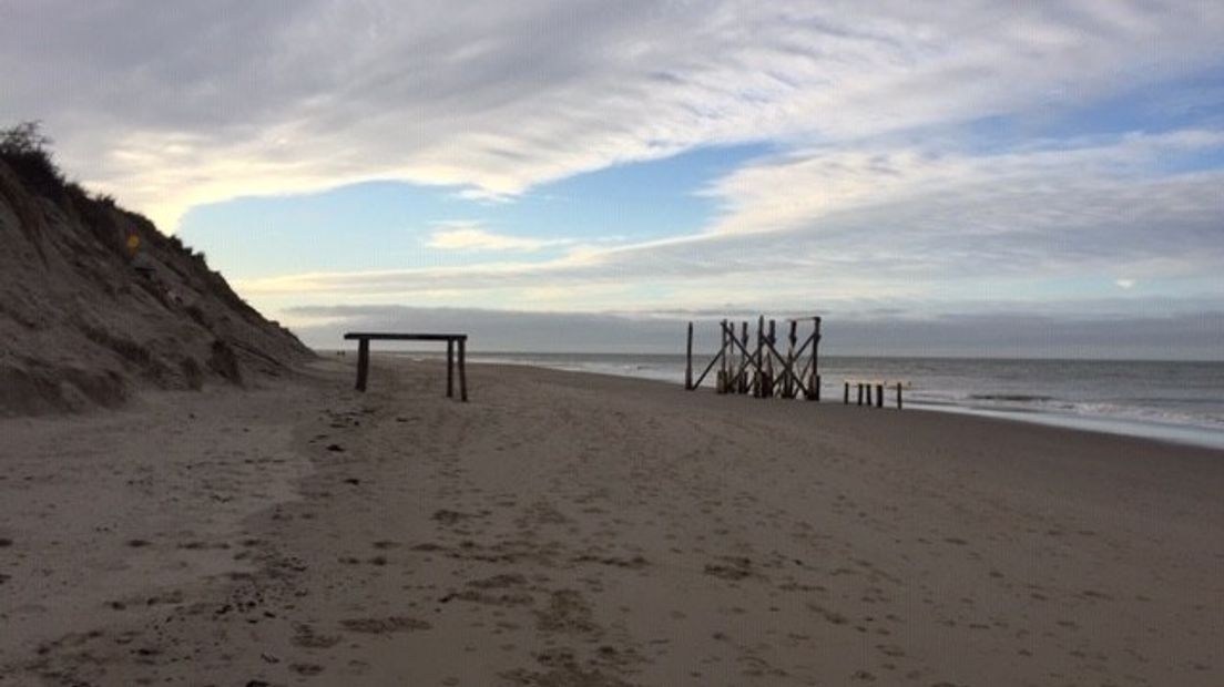 Op deze palen stond strandpaviljoen Aloha Beach bij Vrouwenpolder.