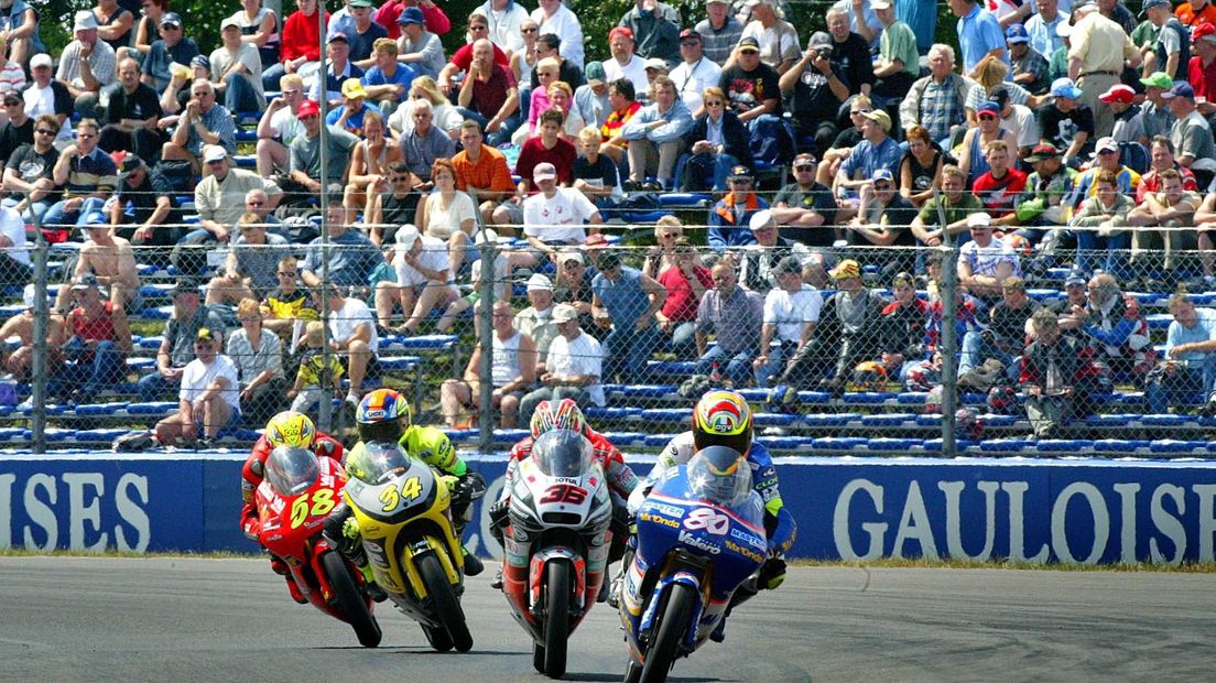 Veel publiek bij de training in de 125cc-klasse tijdens de TT van 2003 (Rechten: ANP / Ed Oudenaarden)