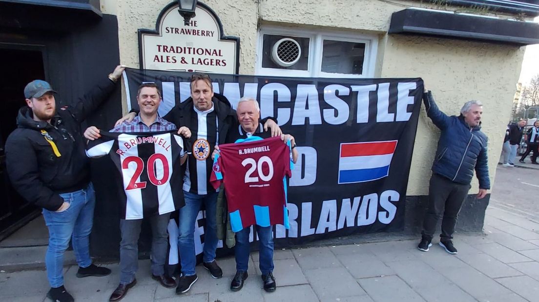 Van links naar rechts: Mark Brumwell met een New Castle United shirt (L), Paul van de Heuvel in het midden en Ron Brumwell met het Vitesse Airborne shirt van Paul (R).