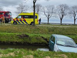Auto belandt in sloot bij Wittelte