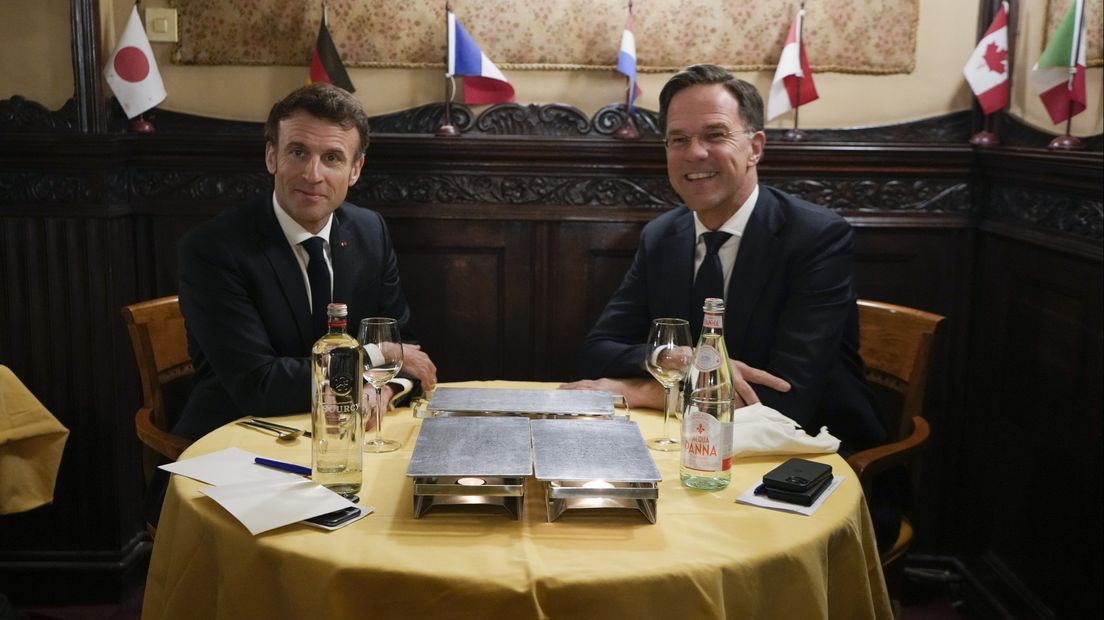 Rutte houdt van Indisch eten en nam in januari de Franse president Macron mee naar Poentjak aan de Kneuterdijk