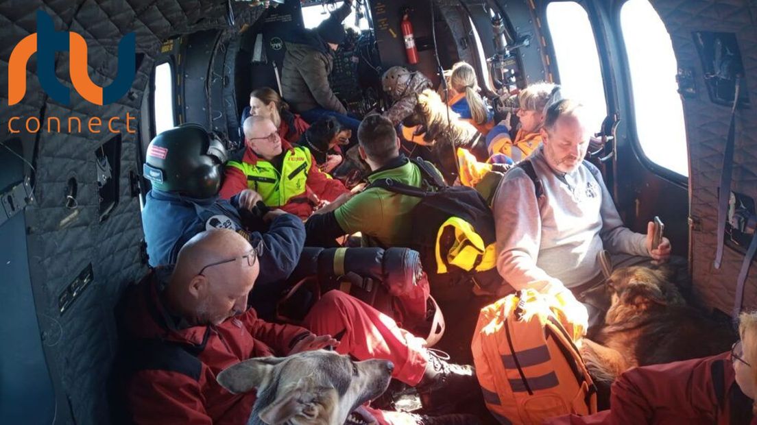 De Duivense reddingshonden en het team per helikopter onderweg naar de rampplek