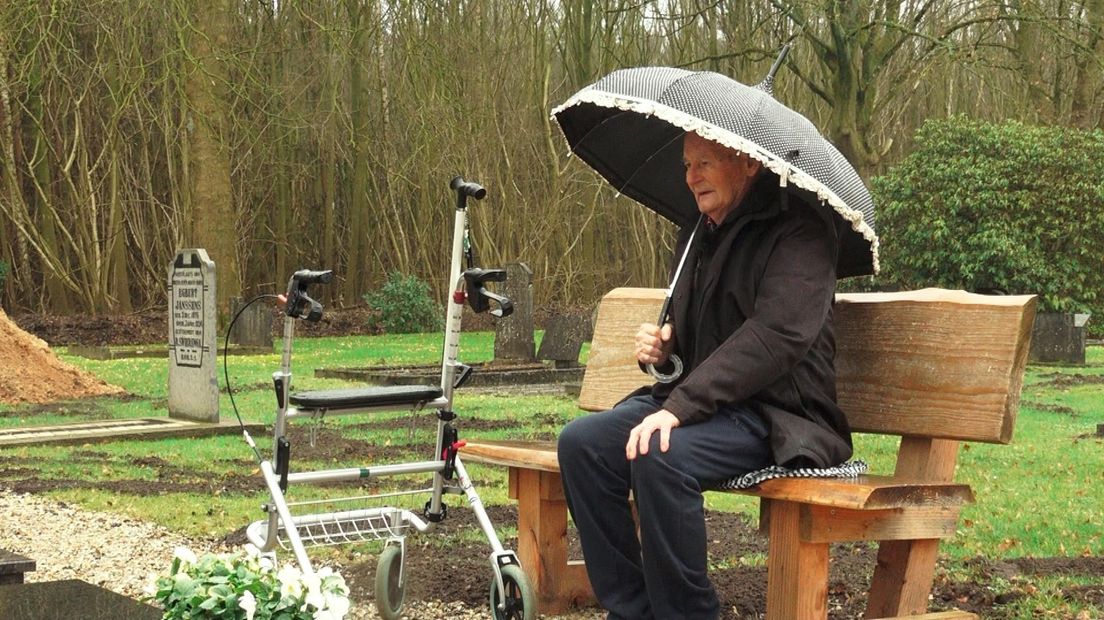 Lucas Meijer op zijn bankje bij het graf van zijn vrouw