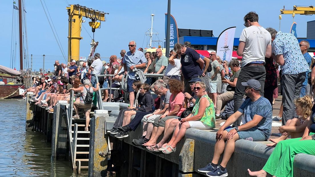 Mensen wachten op de Sail Out van de tallships uit Harlingen