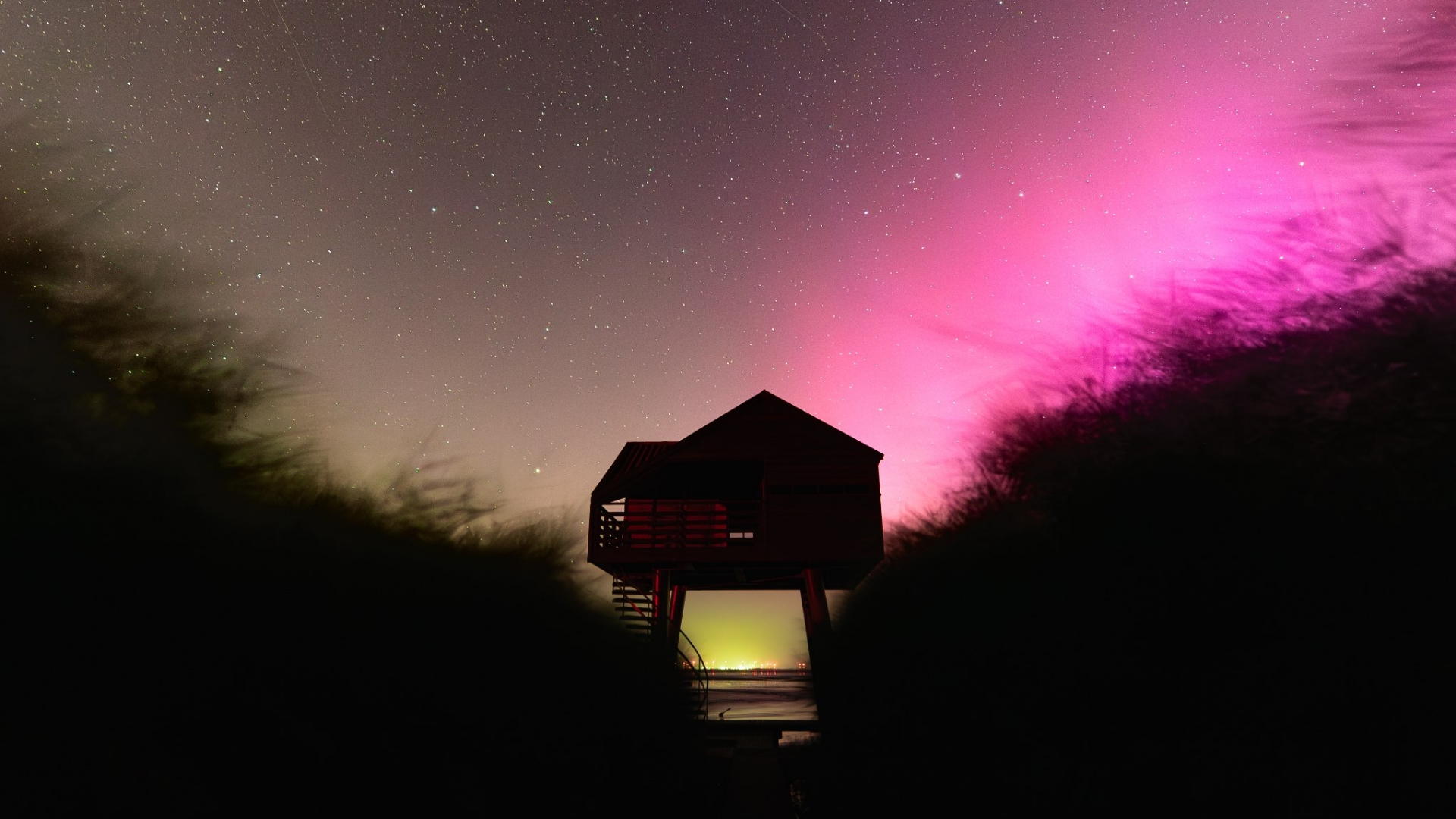 De Kiekkaaste bij Nieuwe Statenzijl, geflankeerd door het noorderlicht