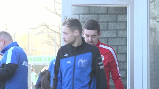 Spits van HZVV 5 gaat weer voor de nul tijdens Protos Weering Zaalvoetbaltoernooi