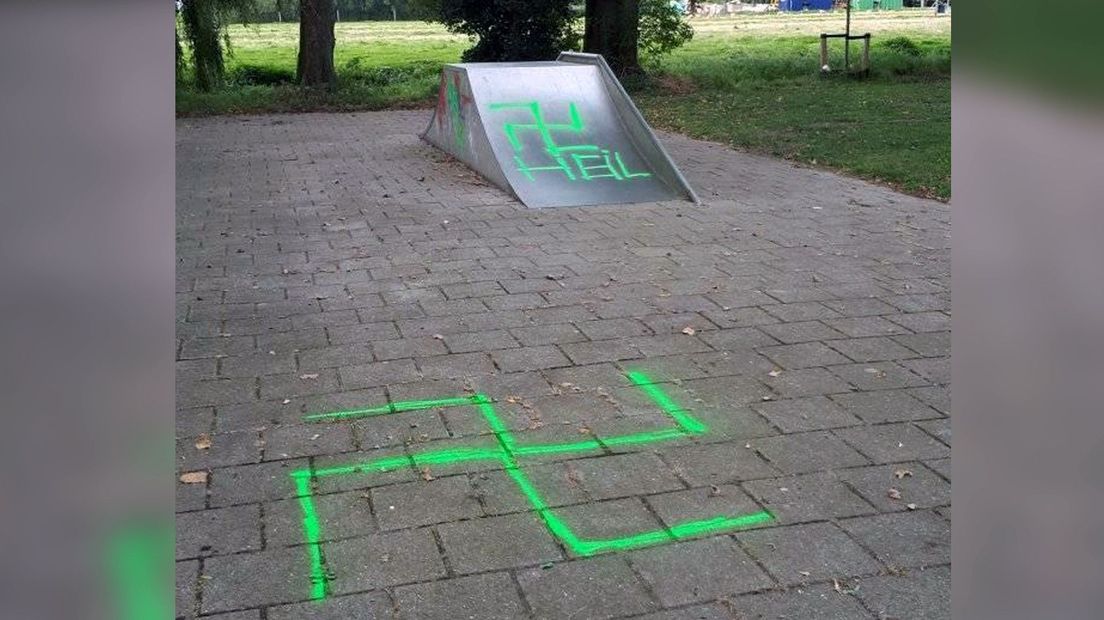 Zo ziet het skatepark - met hakenkruizen - eruit