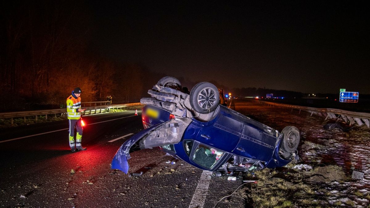Auto slaat op de kop op A7; twee gewonden