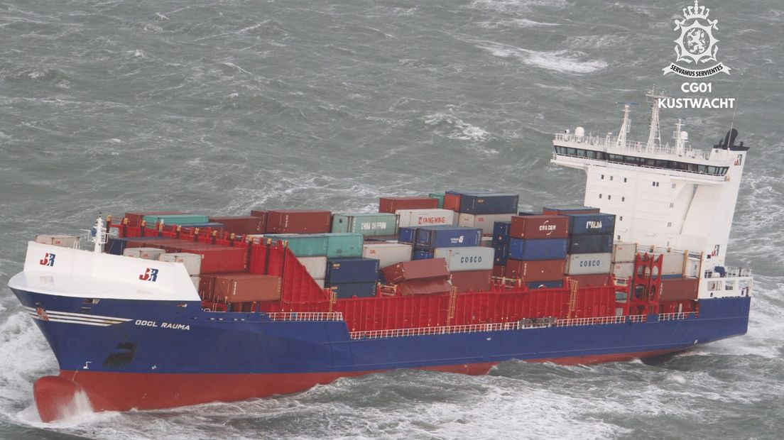 Containerschip OOCL Rauma verloor zeven containers boven Ameland