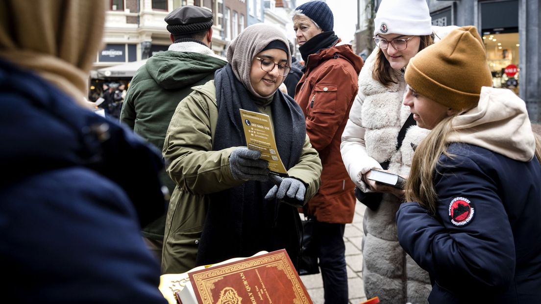 De Ahmadiyya Moslim Gemeenschap deelt korans uit in het centrum van Arnhem.