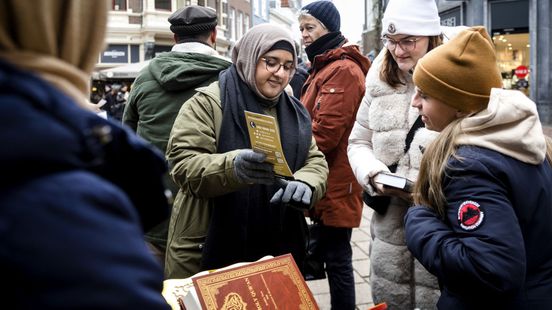 Moslims delen 400 gratis korans uit tijdens demonstratie Pegida: 'Liefde is sterker dan haat'