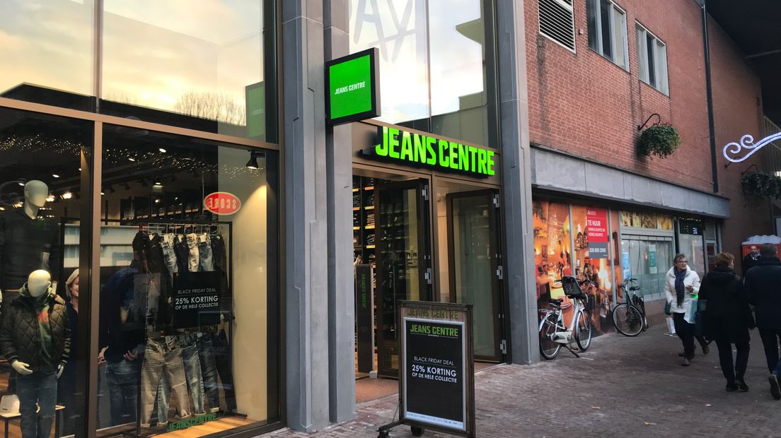 De eerste huurder in het V&D-pand, Jeans Centre, met een nieuwe open glazen gevel (Rechten: Margriet Benak / RTV Drenthe)