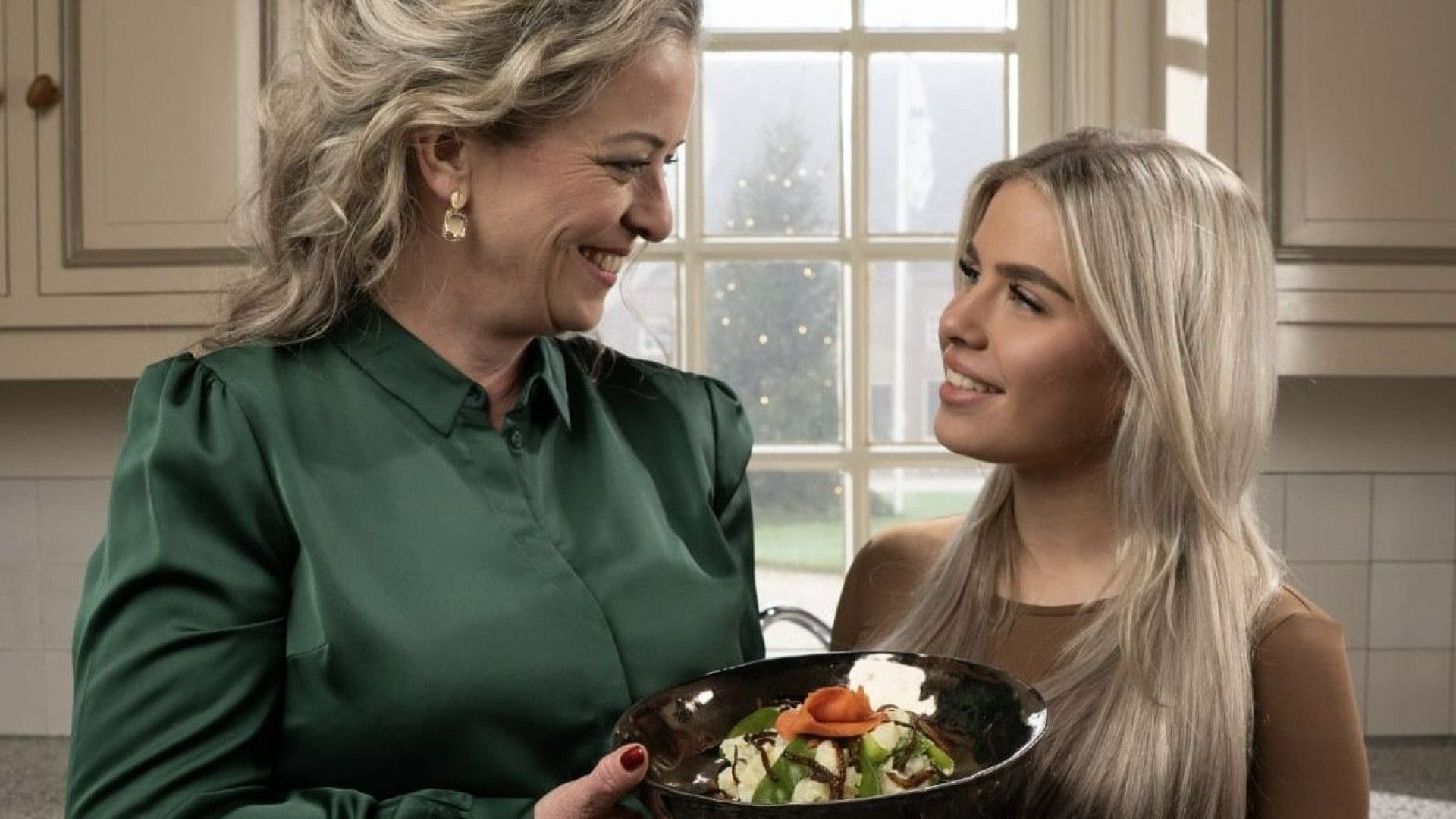 Schrijfster Maureen Konink en dochter Jinte met een zomers stamppotje ‘van eigen erf’.