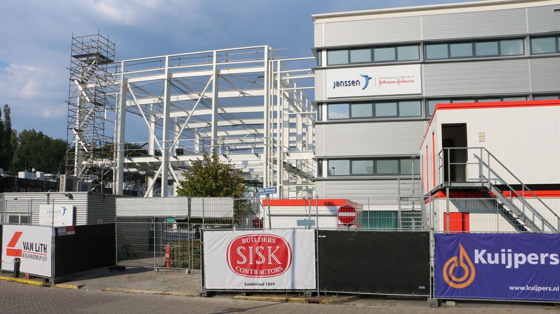 Bij Janssen Vaccines in Leiden wordt een extra productiegebouw uit de grond gestampt