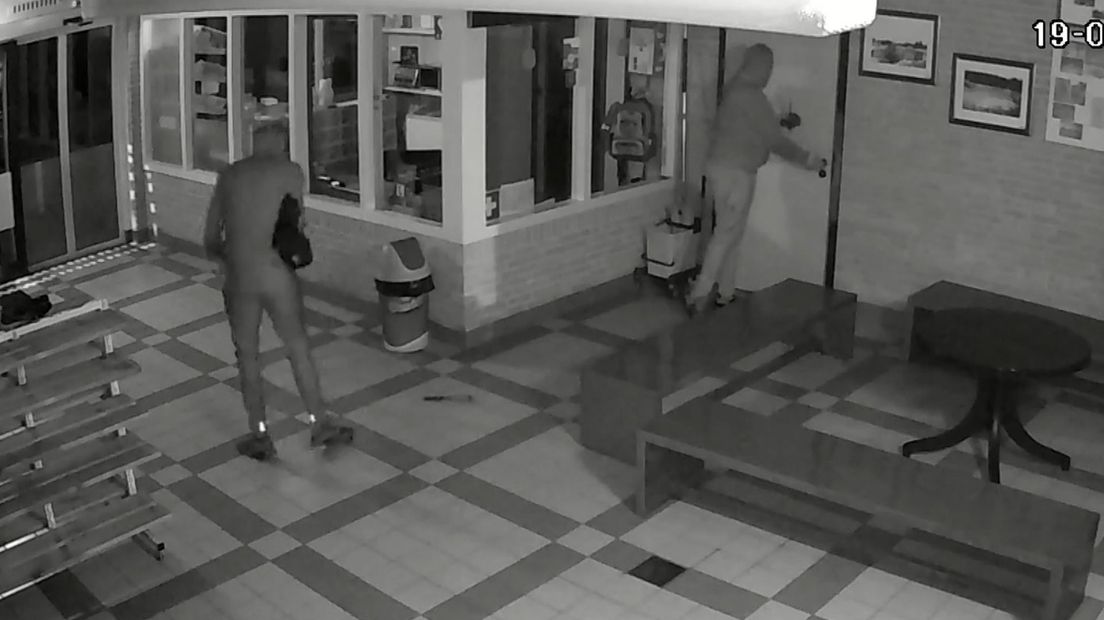 Inbrekers bij het Heuveltjesbosbad in Balkbrug