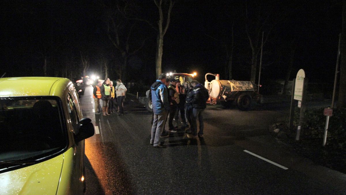 Vuurwerk en trekkers bij overhandiging petitie tegen azc Echten