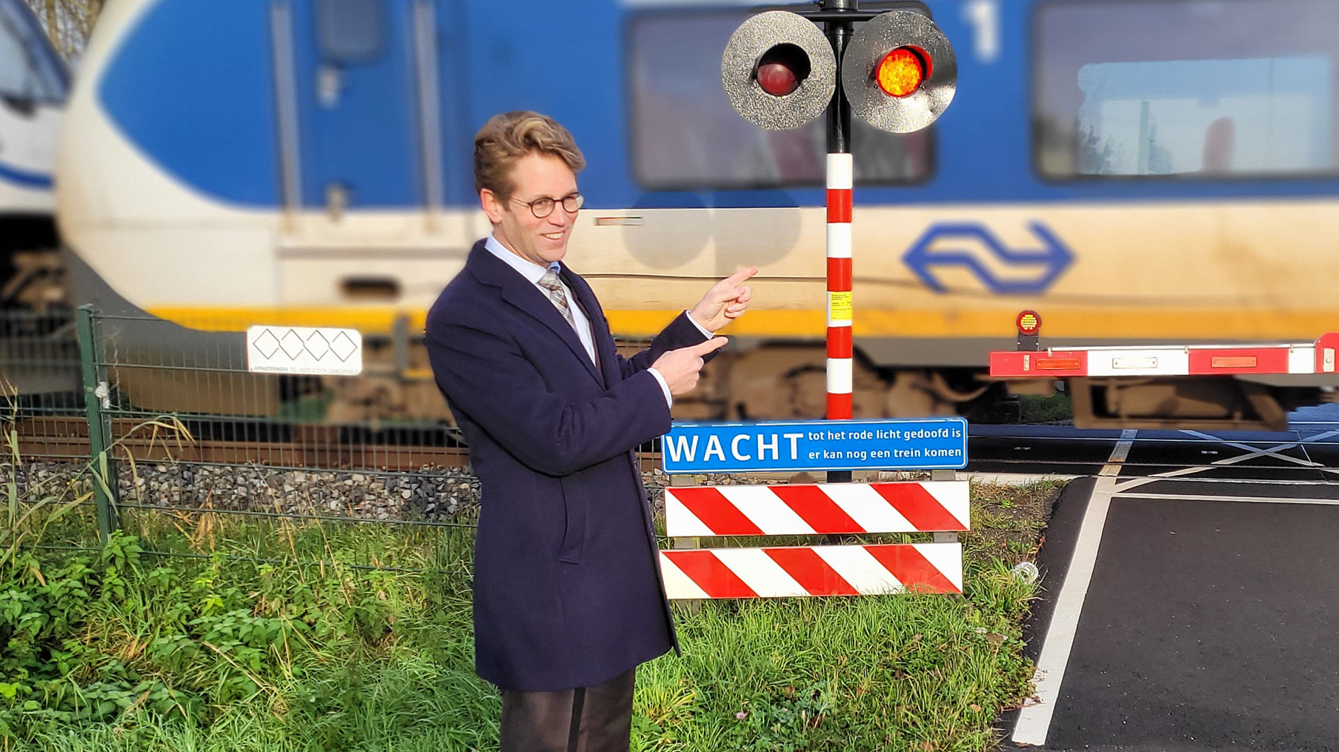 Relus Breeuwsma, verkeerswethouder in Alphen aan den Rijn, op de plek waar station Hazerswoude moet komen