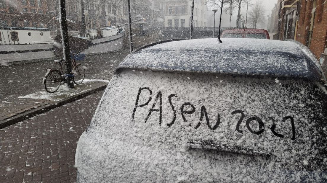 Sneeuw op een auto op Tweede Paasdag