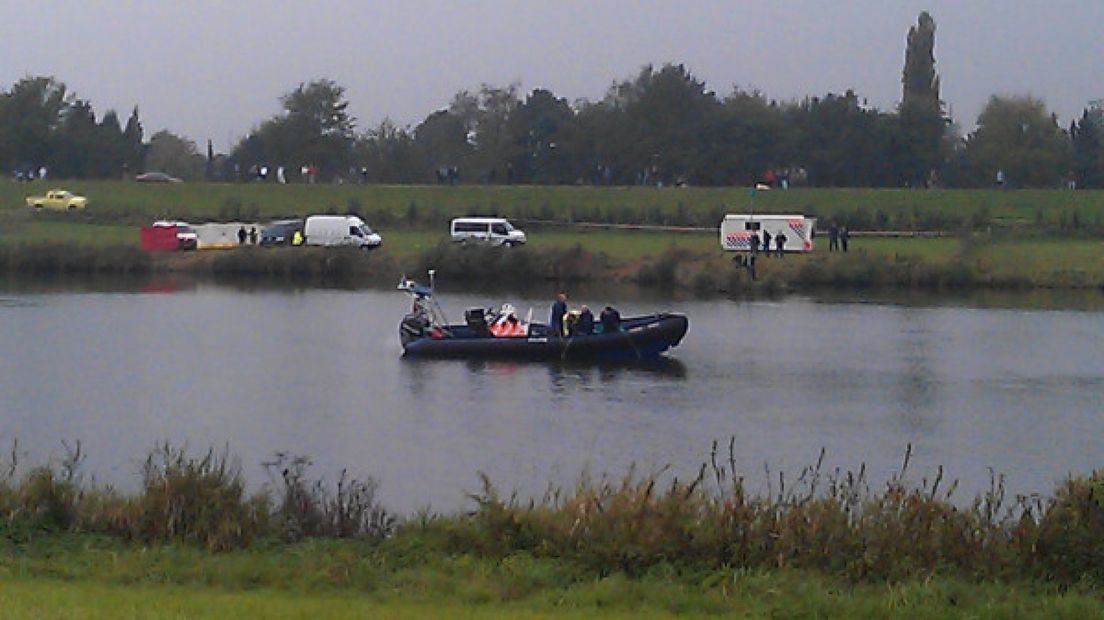 Hulpdiensten hebben het lichaam van de laatste vermiste man in de Maas bij Cuijk gevonden. Zeven mannen sloegen maandagavond overboord nadat hun speedboot een vrachtschip raakte.Het lichaam van een 32-jarige uit Ottersummer werd enkele uren na het ongeluk geborgen.