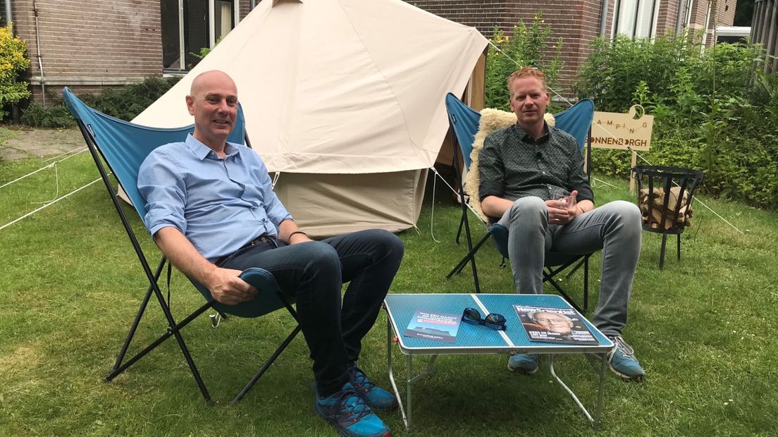 Maarten Reichwein (links) en Peter Kuipers Munneke, relaxend op 'hun' Camping Sonnenborgh