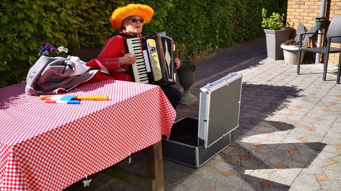 Jannie Seinstra tijdens een optreden op het terras bij Vredewold in Leek, toen het nog buiten kon