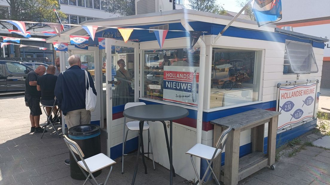 Drukte bij de viszaak van Kapitein Jack, zoals Biekram zich noemt