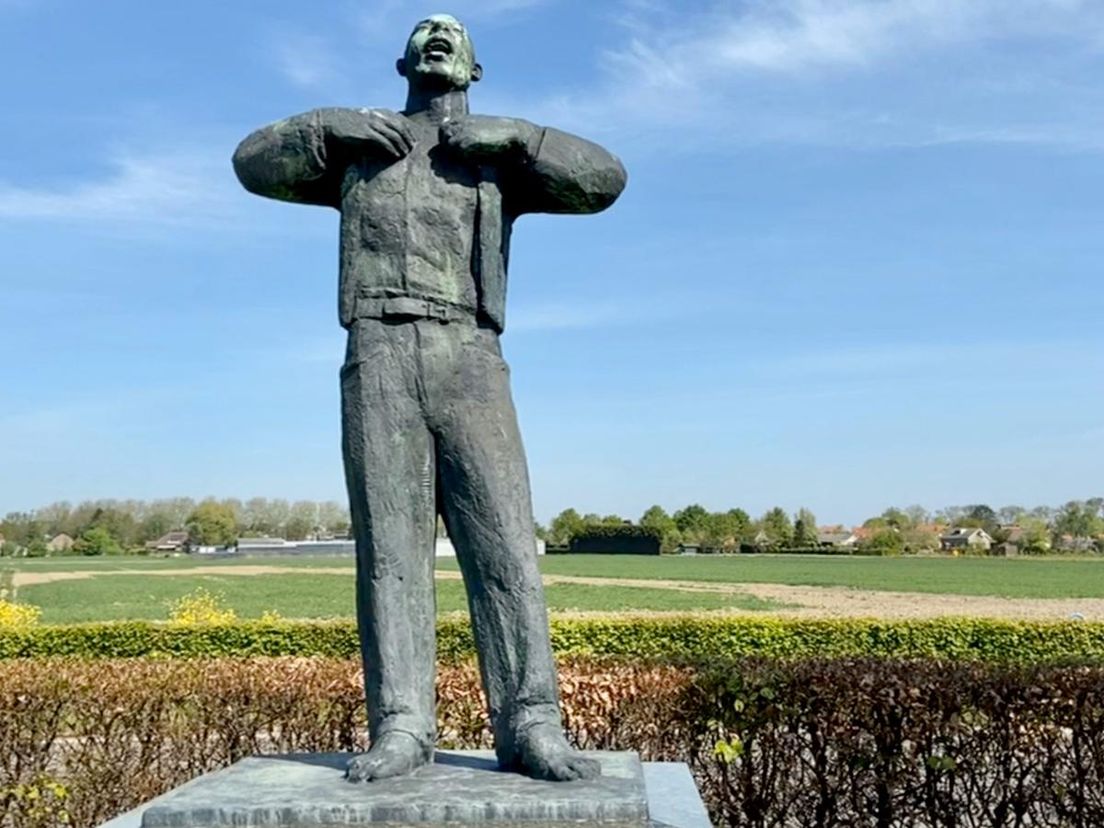 Monument 'Moeder' langs de provinciale weg bij Heinenoord