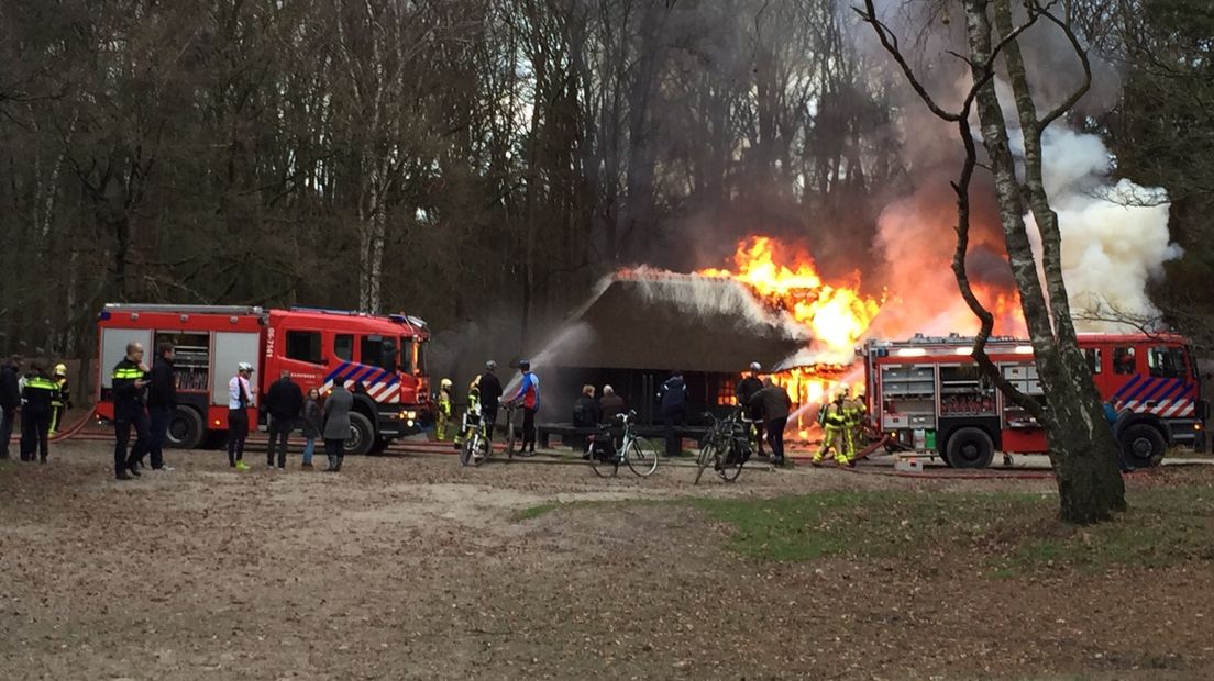Een gebouw van de christelijke jongerenorganisatie YMCA in Hulshorst stond zondag in lichterlaaie. Dat meldt een woordvoerder van brandweer. Het pand had een rieten kap en was volgens de brandweer niet meer te redden. De politie denkt aan brandstichting.